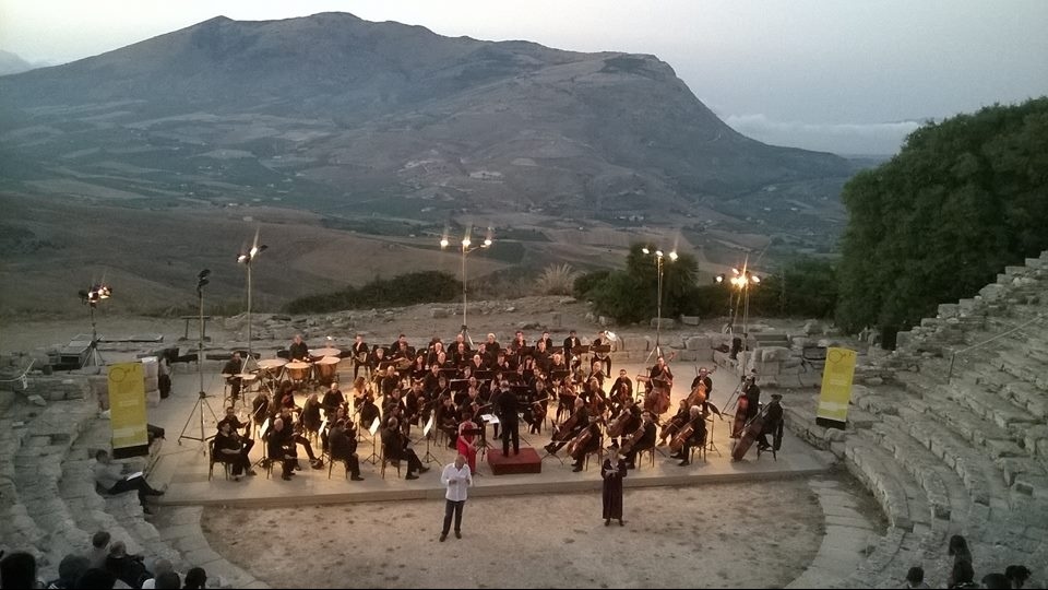 Orchestra Sinfonica Siciliana incanta il Festival. Una serata magica al Teatro Antico di Segesta